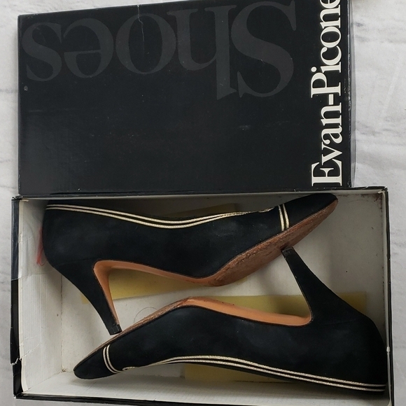 Evan Picone ATLANTIS Sexy Gorgeous Black Suede Gold Trim Pumps 7AA  In Box EUC - Picture 3 of 16